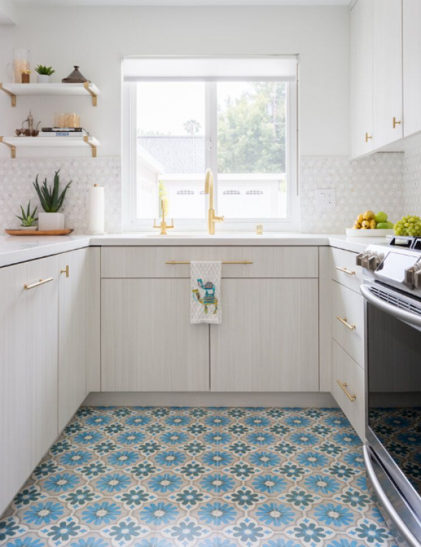 Lantai Dapur dengan Mozaik Berwarna